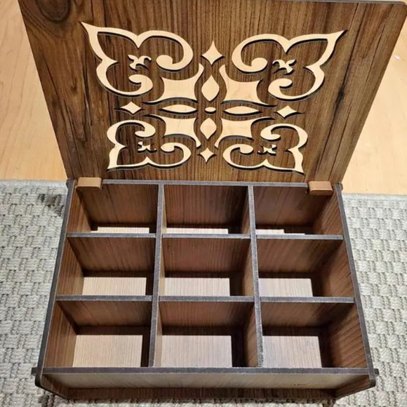 ROYAL HOUSE WALNUT CARVED BOX - Picture 2 of 4